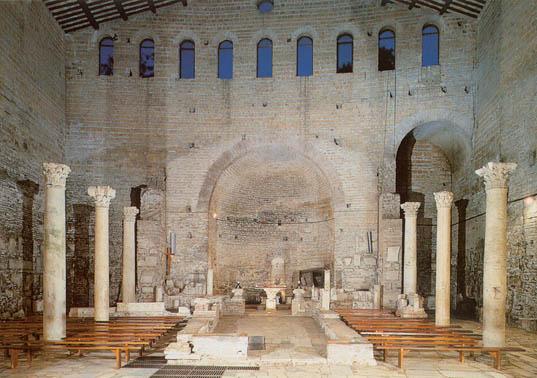 Bajo tierra, en las catacumbas de Domitila se encuentran parte de los restos de la basílica de San Nereo y San Aquiles